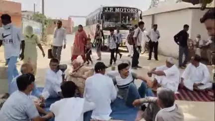 सिद्धमुख: सिद्धमुख से सिवानी सड़क मार्ग पर स्थित भीमसाना में बाधित सड़क मार्ग और स्मार्ट मीटर को लेकर ग्रामीणों ने उठाई आवाज