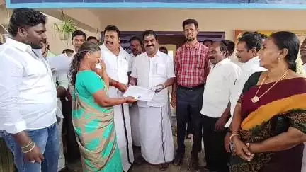 உளுந்தூர்பேட்டை: உ.கீரனூர் எல்லையில் 50 ஆண்டுகளுக்காக வசித்து வரும் பயனாளிகளுக்கு அரசின் வீட்டுமனை பட்டாக்களை வழங்கிய எம் எல் ஏ