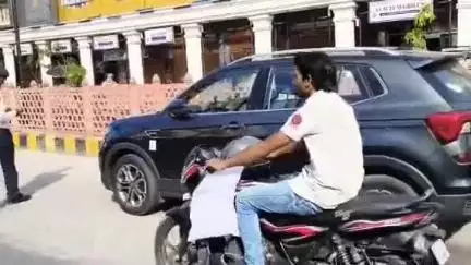 मुरादाबाद: बुध बाजार में अवैध रूप से खड़े दोपहिया और चौपाहिया वाहनों के खिलाफ चला अभियान, कटे चालान