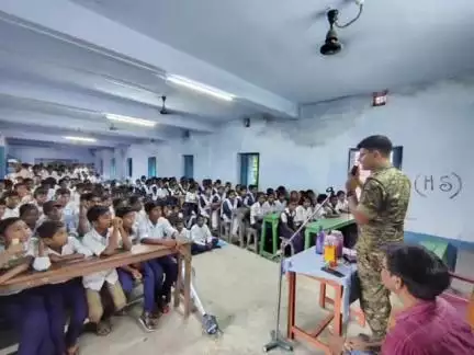 মানবাজার ২: বোরো থানার উদ্যোগে বসন্তপুর আদিবাসী উচ্চ মাধ্যমিক বিদ্যালয়ে অনুষ্ঠিত হলো সচেতনতামূলক আলোচনা সভা