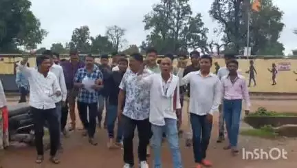 भानुप्रतापपुर: आदिवासी राष्ट्रीय अध्यक्ष विक्रांत भूरिया से आदिवासी नेता तुषार ठाकुर के पार्षद निष्कासन रद्द करने की मांग युवाओं ने की