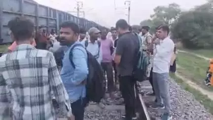 कुदरा में झारखंड से मुगलसराय तरफ कोयला लेकर जा रही मालगाड़ी के एक बैगन रेल पटरी से नीचे गिरा कुछ घंटे आवागमन हुआ बाधित