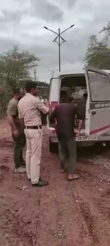 पंडरिया: ग्राम महाराजपुर में शराब के नशे में ट्रक रुकवाकर ड्राइवर के साथ मारपीट करने वाले आरोपी को पुलिस ने हिरासत में लिया