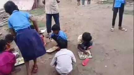 बेलछी: उत्क्रमित मध्य विद्यालय बराह में छात्र-छात्राओं को जहाँ-तहाँ बैठाकर परोसा जा रहा है मिड-डे मील