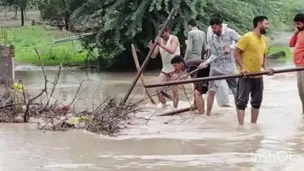 बदनावर: पिछले साल से इस साल दोगुनी बारिश, कटोरिया कल्याणपुर मार्ग पर स्थित पुलिया बाढ़ में बही