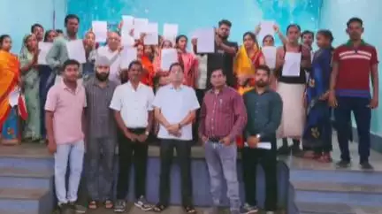 सक्ती के सामुदायिक भवन में प्रधानमंत्री आवास योजना 2.0 के अंतर्गत 25 नए हितग्राहियों को दिया गया स्वीकृति पत्र