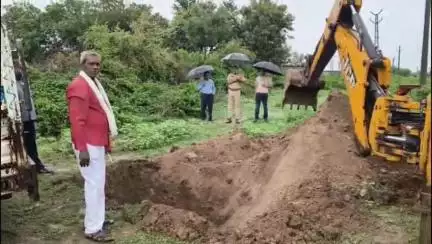 गंगधार: मांडवी मार्ग पर पुलिस और आबकारी विभाग ने अवैध शराब पर की बड़ी कार्रवाई, जब्तशुदा शराब को जेसीबी की सहायता से किया नष्ट