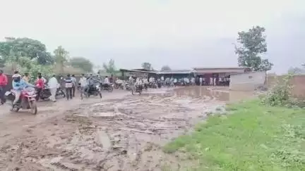 पलारी: पलारी क्षेत्र में हो रही बारिश से रोहासी शराब दुकान के सामने भरा पानी, ग्राहक हो रहे परेशान, अधिकारी नहीं दे रहे ध्यान