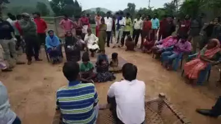 ओडगी: सूरजपुर जिले के ग्राम पंचायत धूर एवं चपदा पन्डो बस्ती में कलेक्टर पहुंचे, ग्रामीणों की समस्याएं सुनीं