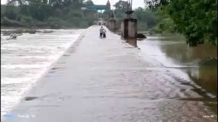 दतिया: दतिया जिले में भारी बारिश से भांडेर की पहूज नदी में आया उफान, लोग जान जोखिम में डालकर नदी पार कर रहे हैं