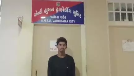 વડોદરા દક્ષિણ: અપહરણના ગુનામાં નાસતો-ફરતો આરોપી તથા આ ગુનાની ભોગ બનનાર AHTU ટીમ એ રેલ્વે સ્ટેશન પાછળ થી ઝડપાયા