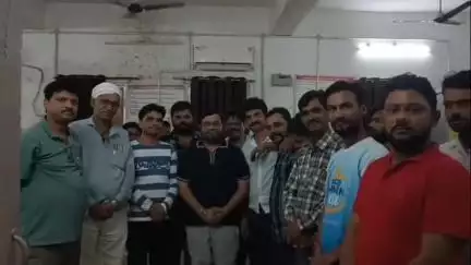 गुनौर: भाजपा कार्यकर्ताओं और युवाओं ने अमानगंज सामुदायिक स्वास्थ्य केंद्र में मरीजों को फल वितरित किए