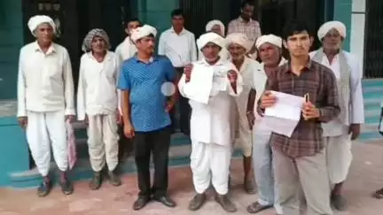 डूंगरपुर: डूंगरपुर के मॉडर्न तालाब में घटिया निर्माण सामग्री का उपयोग, पाल टूटने का अंदेशा, DM को सौंपा ज्ञापन