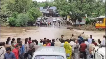 नीमच नगर: नीमच जिले में बारिश से उमर गांव की नदी उफान पर, नीमच-कोटा हाईवे बंद, कई गांवों से संपर्क टूटा