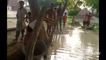 पटियाली: पटियाली तहसील क्षेत्र के कुछ गांवों में बाढ़ के पानी ने दी दस्तक, ग्रामीण चिंतित हुए