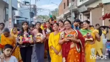 नानपारा: रिसिया के पंचवटी श्री सीताराम आश्रम से 108 लड्डू गोपाल की भव्य शोभायात्रा निकाली गई
