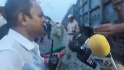 रेणुकूट से मुगलसराय की तरफ जा रही मालगाड़ी का कुदरा में एक बोगी रेल पटरी से नीचे गिरा परिचालन बाधित