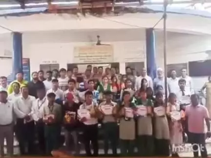 कसमार: कसमार थाना परिसर में शांति समिति की बैठक सह मेधावी छात्र छात्राओं को किया गया सम्मानित