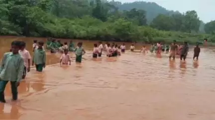 चाईबासा: कोयना नदी बनी मौत की राह, लेम्बरा गांव के बच्चे जान जोखिम में डालकर जाते हैं स्कूल