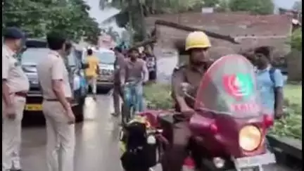 কৃষ্ণনগর ১: কালীগঞ্জের মোলান্দিতে উদ্ধার হওয়া সকেট বোমা নিষ্ক্রিয় করল বোম্ব ডিসপোজাল স্কোয়াড, বোম খুঁজতে ড্রোন ক্যামেরা
