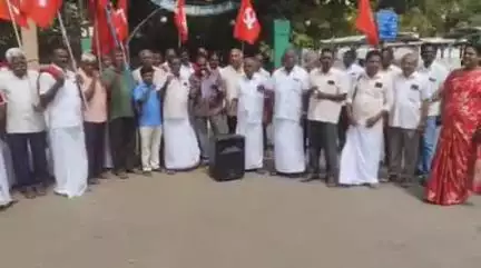 திருப்பூர் தெற்கு: குமரன் நினைவகம் முன்பாக சிஐடியு தொழிற்சங்கத்தினர் ஆர்ப்பாட்டத்தில் ஈடுபட்டனர்