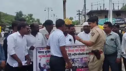 मुक्ताईनगर: ईव्हीएम हटाव देश बचाओ अशा घोषणा देत बहुजन मुक्ती पार्टीचे मुक्ताईनगर परिवर्तन चौकात विविध मागण्यासाठी आंदोलन
