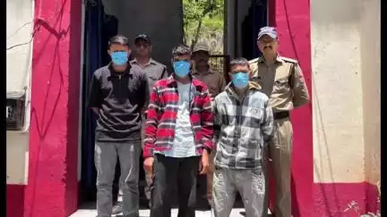 कांडा: त्रिस्तरीय पंचायत चुनाव को सकुशल सम्पन्न कराने के लिए कांडा पुलिस ने पिथौरागढ़ के तीन युवकों को किया गिरफ्तार