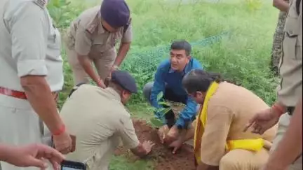 मझगवां: रीवा DIG पहुंचे चित्रकूट, थाना परिसर में हरियाली महोत्सव के उपलक्ष्य में किया पौधारोपण