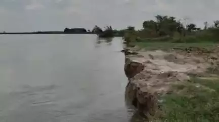 फर्रुखाबाद: जिले में गंगा का जल स्तर चेतावनी बिंदु से मात्र 10 सेंटीमीटर दूर, तटवर्ती इलाकों में बाढ़ ने दी दस्तक, फसलें हुई जलमग्न