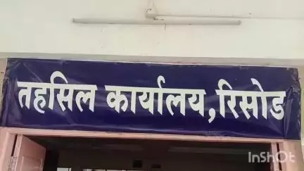 रिसोड: शेतात जाणारा सरकारी रस्ता मोकळा करून द्यावा शेतकऱ्यांची तहसील कार्यालयाकडे निवेदनाद्वारे मागणी