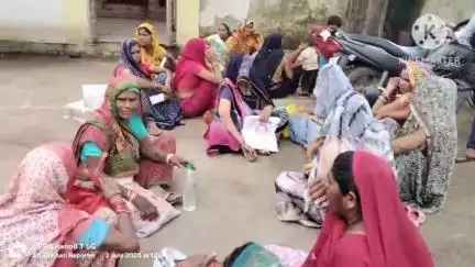 पथरिया: कुटीर की मांग लेकर ट्रैक्टर से पहुंची महिलाएं, सीईओ से शिकायत की, अधिकारी बोले- नए सर्वे में नाम जुड़ेंगे