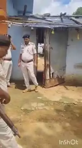 कटोरिया: असधरी गांव में पुलिस ने आर्म्स एक्ट के फरार आरोपी के घर पर इश्तेहार चिपकाया