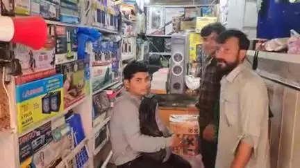 टीकमगढ़: फोनपे से ठगी करने वाला युवक गिरफ्तार, ₹1 का स्क्रीनशॉट एडिट कर ठगता था, टीकमगढ़ में म्यूजिक सिस्टम खरीदते समय पकड़ा गया