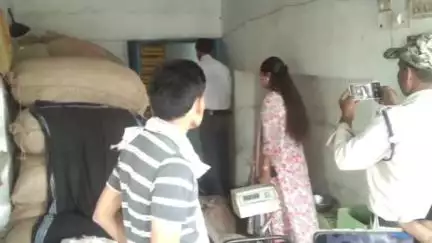 भांडेर: भांडेर एसडीएम ने भांडेर नगर में खाद, उर्वरक की दुकानों का किया निरीक्षण, दिए आवश्यक निर्देश