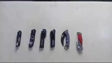 जबलपुर: अवैध हथियारों के कारोबार में लिप्त 2 आरोपी गिरफ्तार, 6 बटनदार चाकू और मोपेड बाइक जब्त!