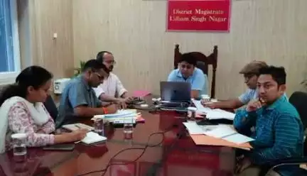 रुद्रपुर: जिले के डीएम ने कैंप कार्यालय में नजूल, राजस्व, सीलिंग और नदी-नालों की भूमि संरक्षित करने को लेकर अधिकारियों संग की बैठक