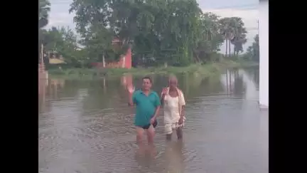 दनियावां: बांध टूटने से एनएच-30ए पर पानी, सड़क पर आवागमन में हो रही है परेशानी