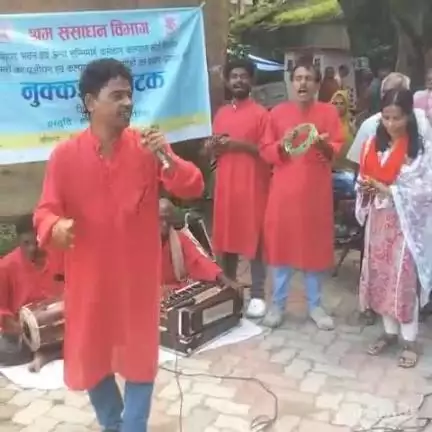 नरपतगंज: नरपतगंज प्रखंड मुख्यालय सहित विभिन्न जगहों पर श्रम संसाधन विभाग ने नुक्कड़ नाटक कर विभिन्न योजनाओं की दी जानकारी