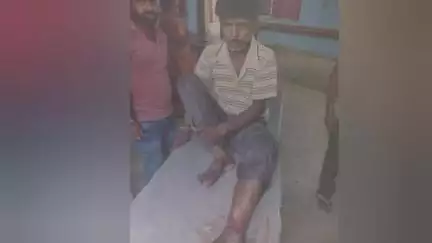 গাজোল: ময়না ১২ নং জাতীয় সড়ক এলাকায় ছোট চার চাকা গাড়ির ধাক্কায় টোটো চালক আহত হয়