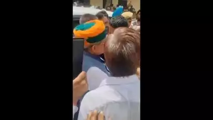 घड़साना: 3 एमएलडी गांव के लोगों ने दूषित पानी से निजात दिलाने की मांग को केंद्रीय कानून मंत्री को सौंपा ज्ञापन
