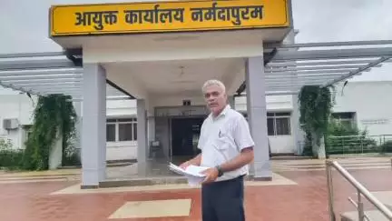 आमला: आमला तहसील में लंबित कार्यों व सड़क समस्या को लेकर अधिवक्ता संघ ने नर्मदापुरम कमिश्नर को ज्ञापन सौंपा