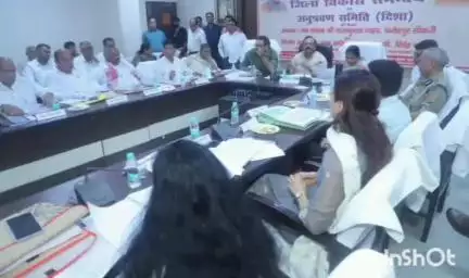 आगरा: विकास भवन सभागार में जिला समन्वय एवं अनुश्रवण समिति (दिशा) की हुई बैठक, केंद्रीय राज्यमंत्री रहे मौजूद