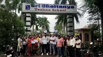 जबलपुर: श्री चैतन्य टेक्नो स्कूल के सामने अभिभावकों का धरना, जमकर हुई नारेबाजी!