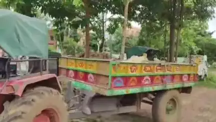 ଦିଗପହଣ୍ଡି: କୁକୁଡାଖଣ୍ଡି ବେଆଇନ ମୋରମ ଚାଲାଣ ବେଳେ ଚଢ଼ାଉ, ୪ଟି ମୋରମ ବୋଝେଇ ଟ୍ରାକଟର ସମେତ ଗୋଟିଏ ଜେସିବି ଜବତ କଲା ପୋଲିସ
