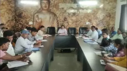 गांडेय प्रखंड कार्यालय में बीडीओ ने अबुआ आवास योजना वित्तीय वर्ष 2023-24 और 2024-25 की समीक्षा की