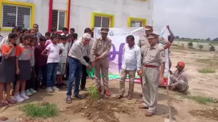 जलेसर: जलेसर क्षेत्र के सेम्फोर्ड फ्यूचर इस्टिक स्कूल में वन महोत्सव के तहत 'मां' के नाम पेड़ लगाने का कार्यक्रम आयोजित हुआ