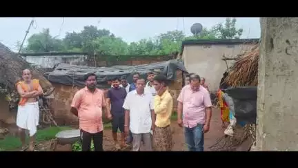 ପରଜଙ୍ଗ: ଭୂଷଳ ପଂଚାୟତରେ ଲଗାଣ ବର୍ଷାରେ ଭାଙ୍ଗିଲା ଘର  ଖବର ପାଇ ଗାଁରେ ପହଞ୍ଚି ସମସ୍ୟା ବୁଝିଲେ ବିଧାୟକ।
