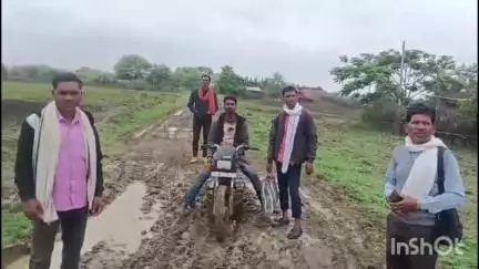 पुष्पराजगढ़: हर्राई में पहुंच मार्ग का अभाव कीचड़ के रास्ते आवागमन करते हैं ग्रामीण 
#jansamasyaa