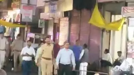 आष्टा: एसडीएम और एसडीओपी के नेतृत्व में प्रशासन पुलिस ने आष्टा नगर में सड़कों पर निकाला फ्लैग मार्च