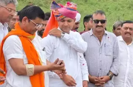 ડીસા રામસણ અને નાગફણા તળાવમાં નર્મદાના નીર પહોંચતા ધારાસભ્ય સહિત ગ્રામજનોએ વધામણા કરાયાં.